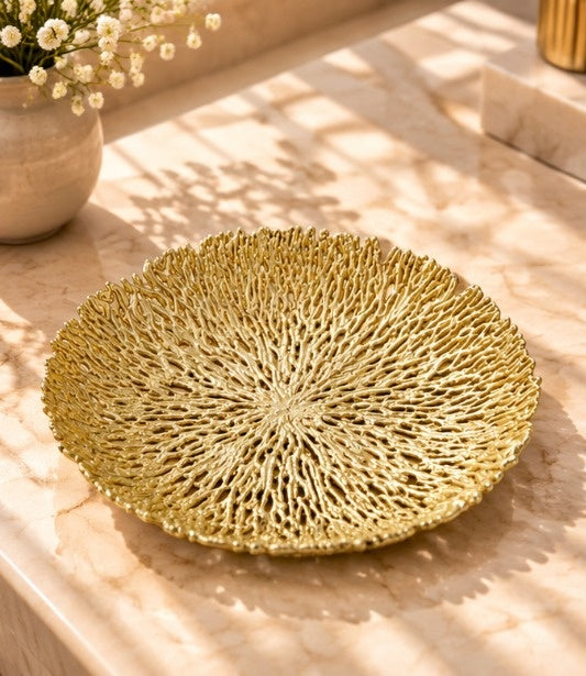 Coral metal tray in the gold finish